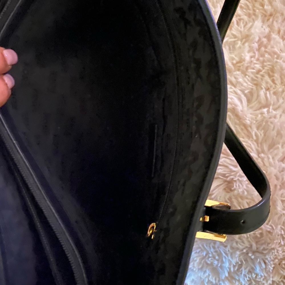 Woman’s Michael Kors black signature handbag - Picture 4 of 8